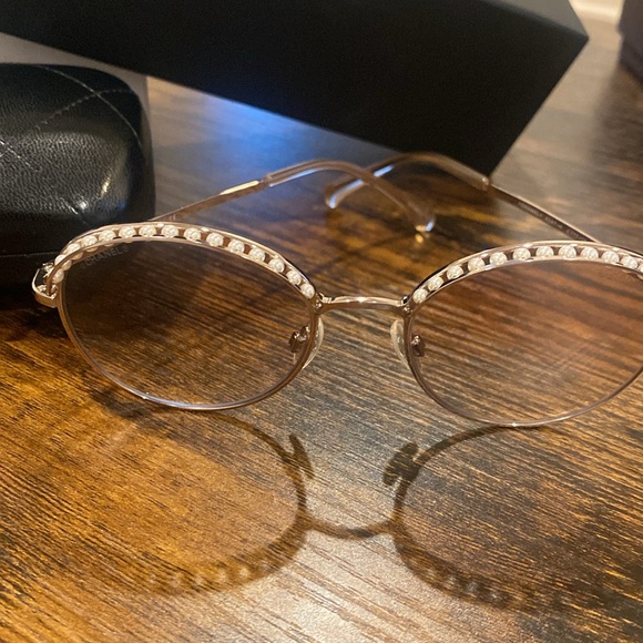 Authentic Brand new Round chanel sunglasses w/ metal & imitation pearls frame. - Picture 11 of 13